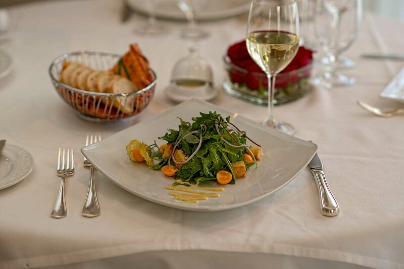 Mesclun salad with white wine